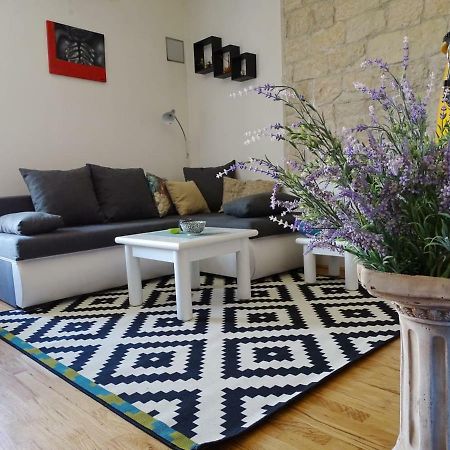 Apartment Naita Sinj Bagian luar foto