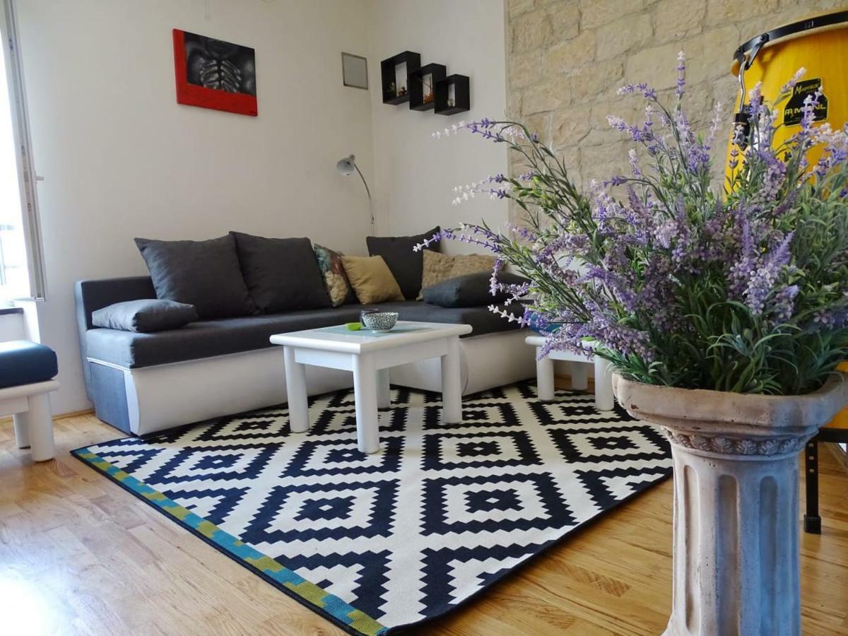 Apartment Naita Sinj Bagian luar foto